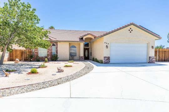 624 Pinon Court Ridgecrest, CA 93555 - Photo 3 of 46 a view of a dry back yard of the house