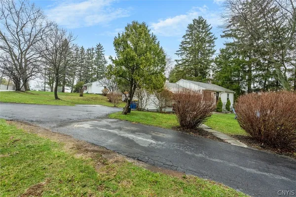 $299,900 | 110 Trent Lane, Camillus, NY 13031