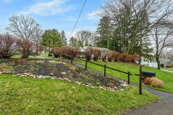 $299,900 | 110 Trent Lane, Camillus, NY 13031