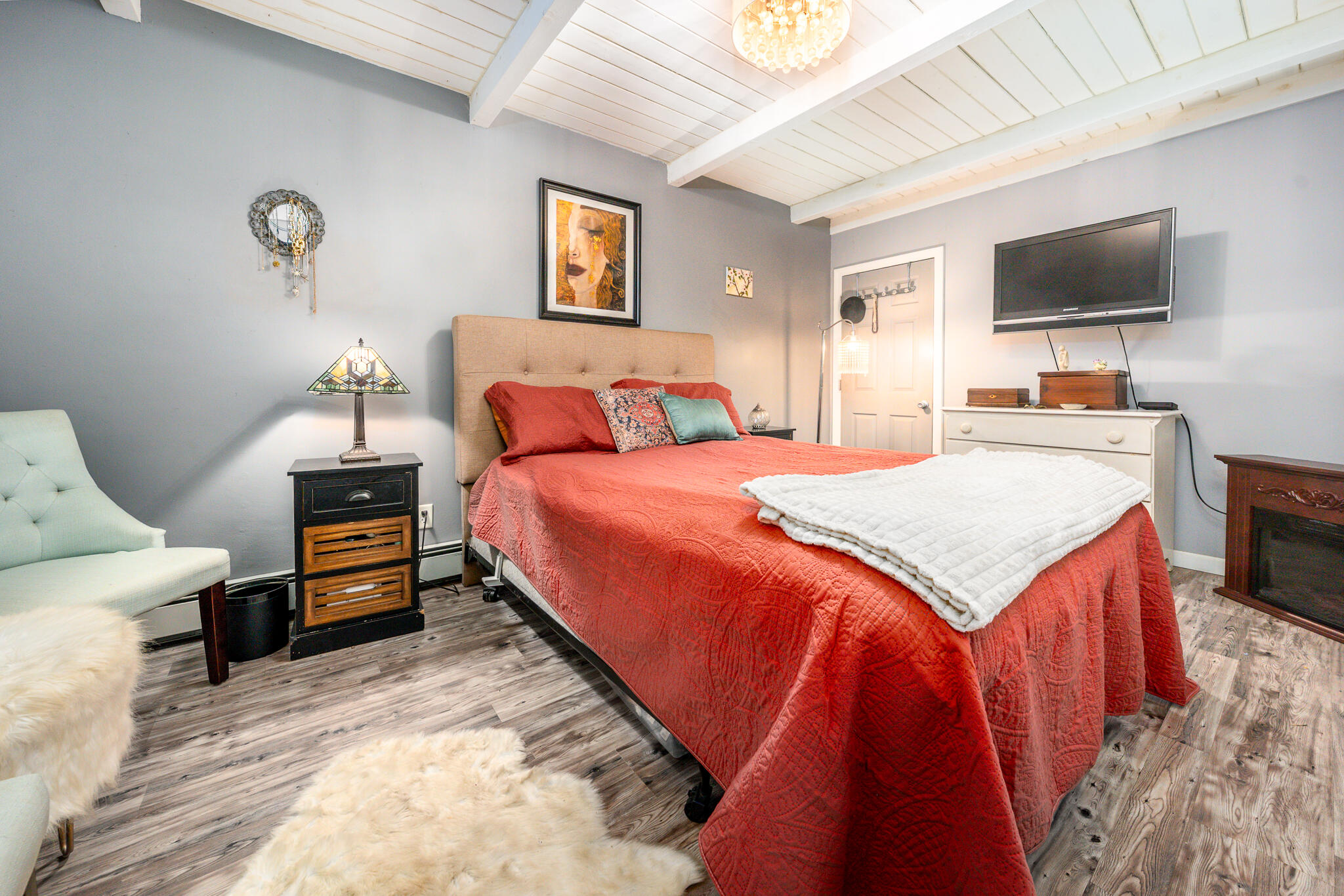 34 Erics Way, Unit G 7 Wellfleet, MA 02667 - Photo 12 of 24 a bedroom with a bed and a flat screen tv