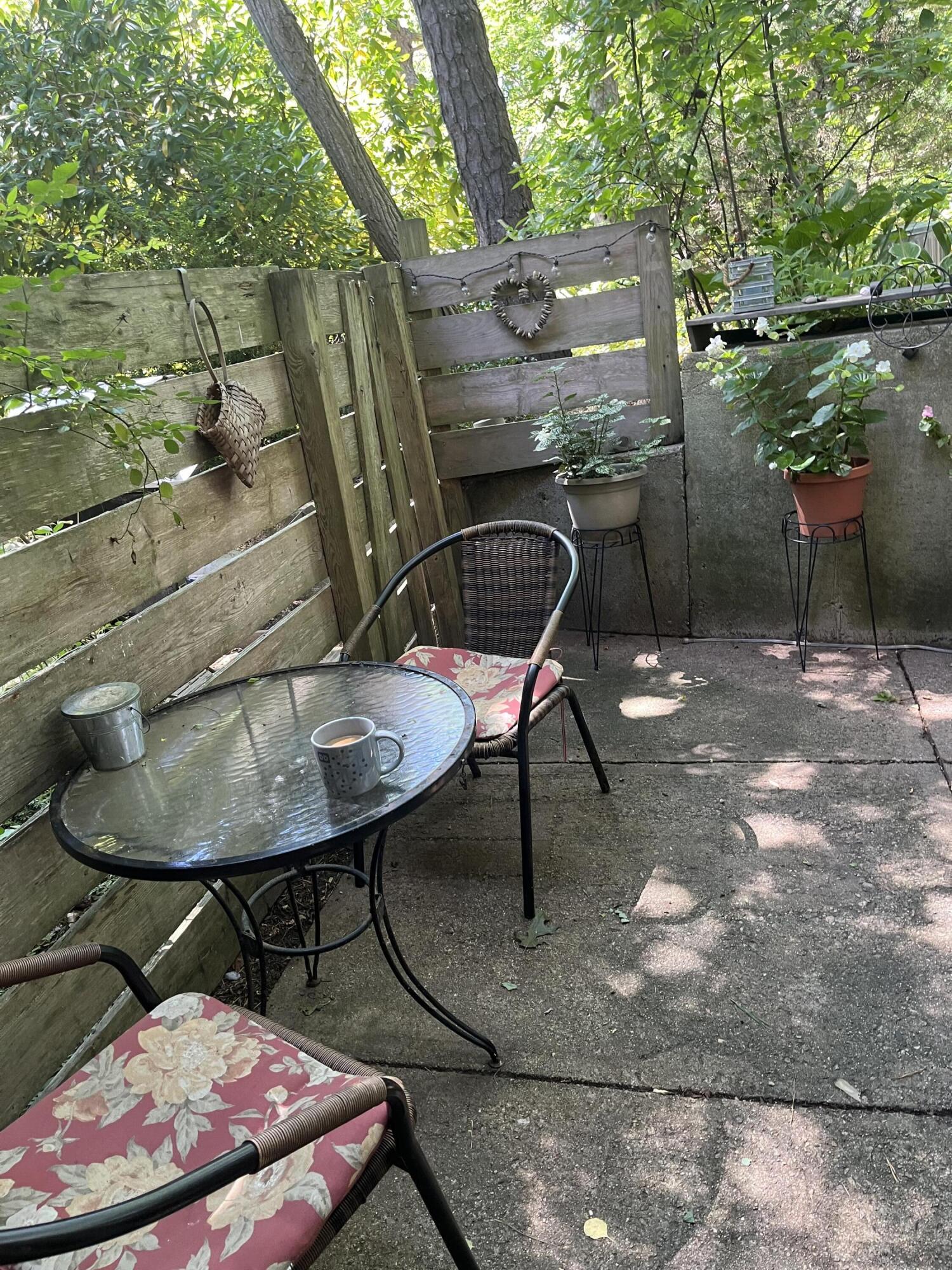 34 Erics Way, Unit G 7 Wellfleet, MA 02667 - Photo 20 of 24 a backyard of a house with table and chairs