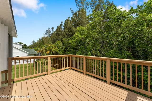 a view of a back yard