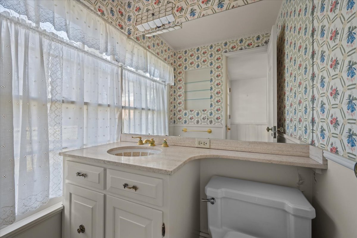 262 Foster Place Lake Forest, IL 60045 - Photo 14 of 27 a bathroom with a sink and a mirror