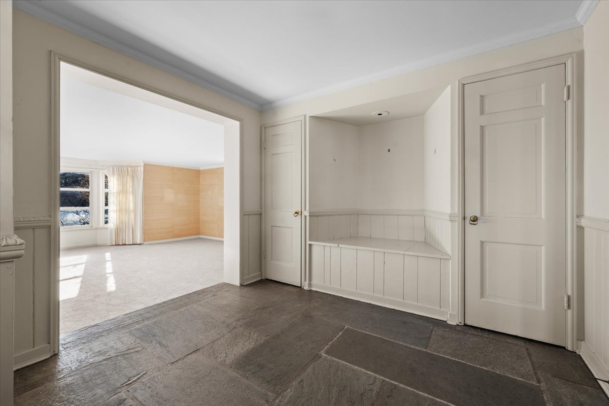 262 Foster Place Lake Forest, IL 60045 - Photo 5 of 27 en empty room with closet area