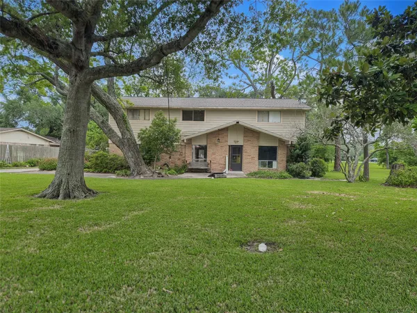 $325,000 | 102 Post Oak Street, Lake Jackson, TX 77566