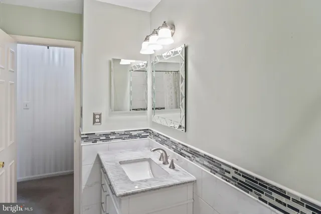 $950,000 | 3216 Nestlewood Drive, Oak Hill, VA 20171