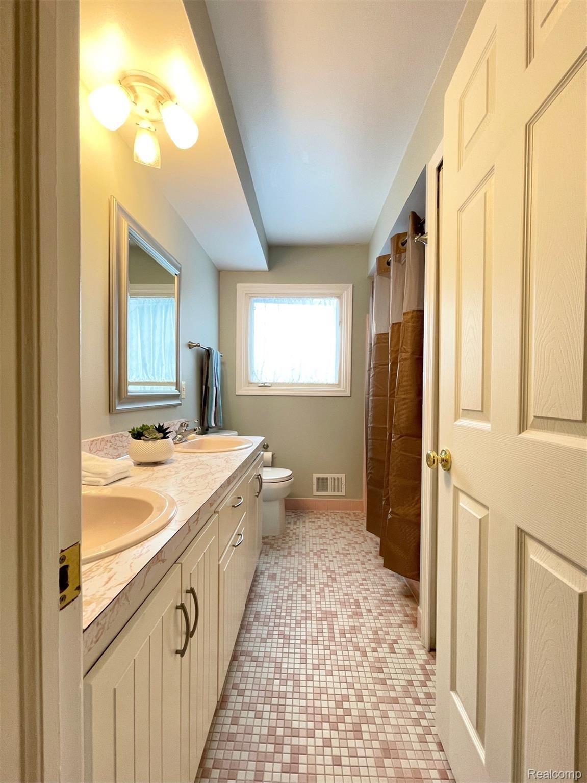 36234 Congress Road Farmington, MI 48335 - Photo 22 of 29 0BCFE67A-5DA6-4F3B-8666-BB6F8022970E.jpeg