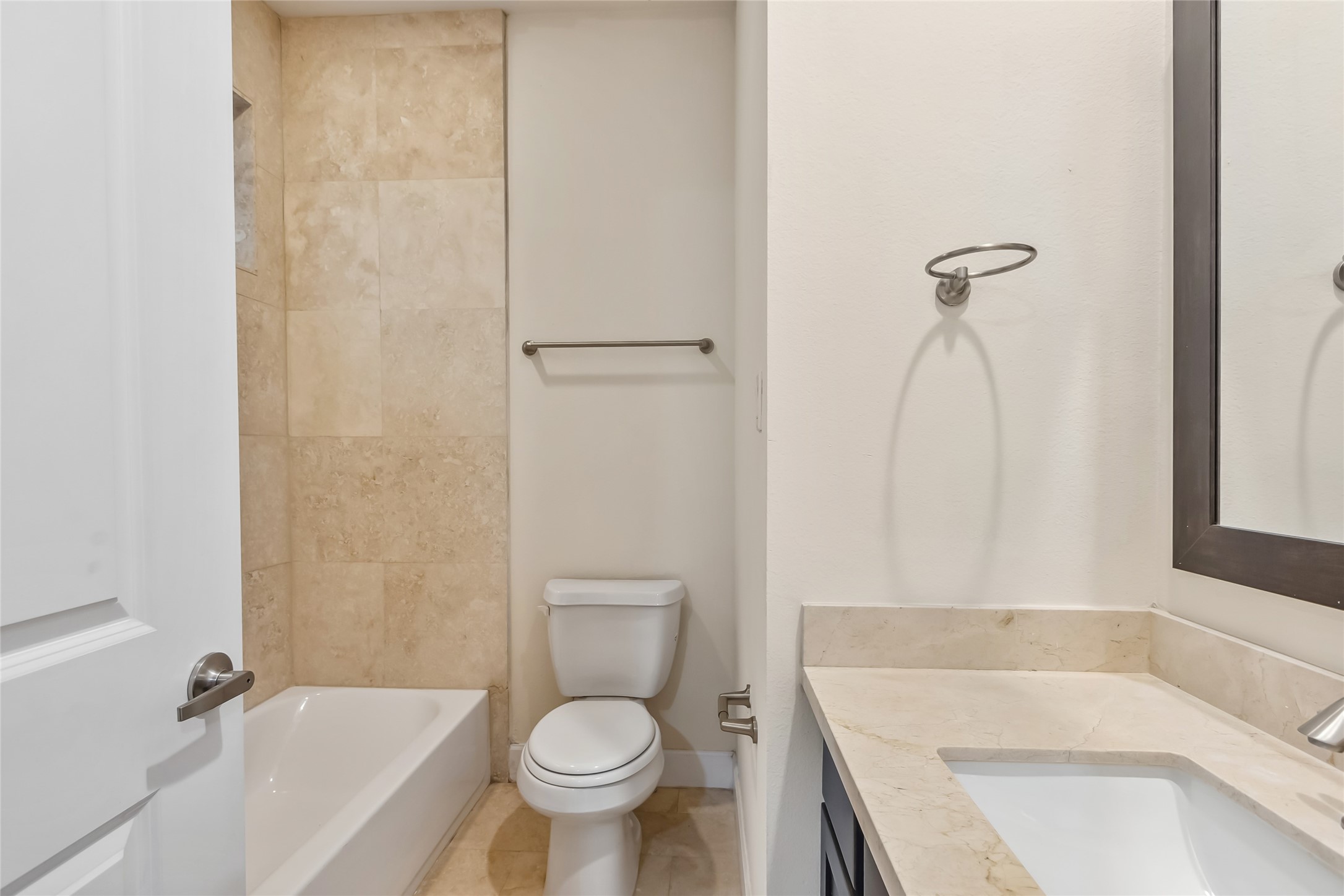 5729 Larkin Street, Unit A Houston, TX 77007 - Photo 20 of 23 a bathroom with a sink a toilet and a bathtub
