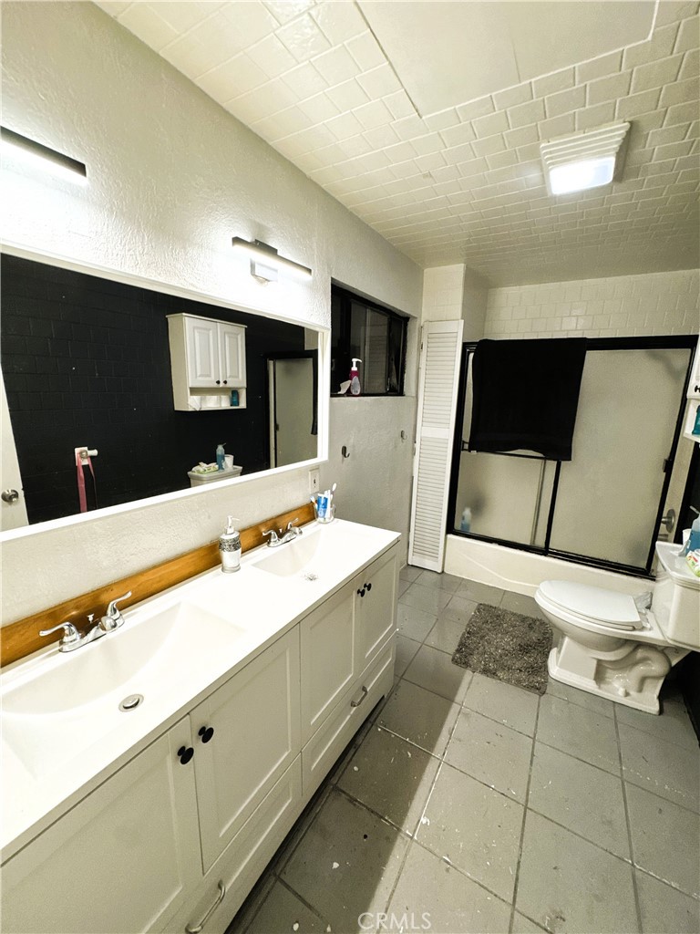 1616 West Palmer Street Compton, CA 90220 - Photo 13 of 22 Upstairs primary
bathroom