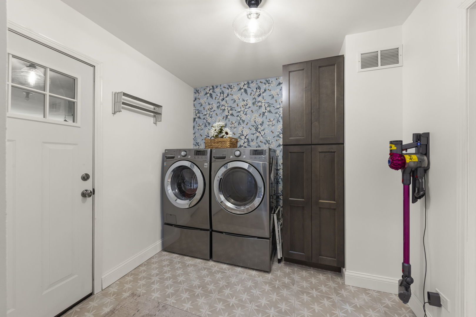 8937 Tara Hill Road Darien, IL 60561 - Photo 18 of 24 a utility room with dryer and washer