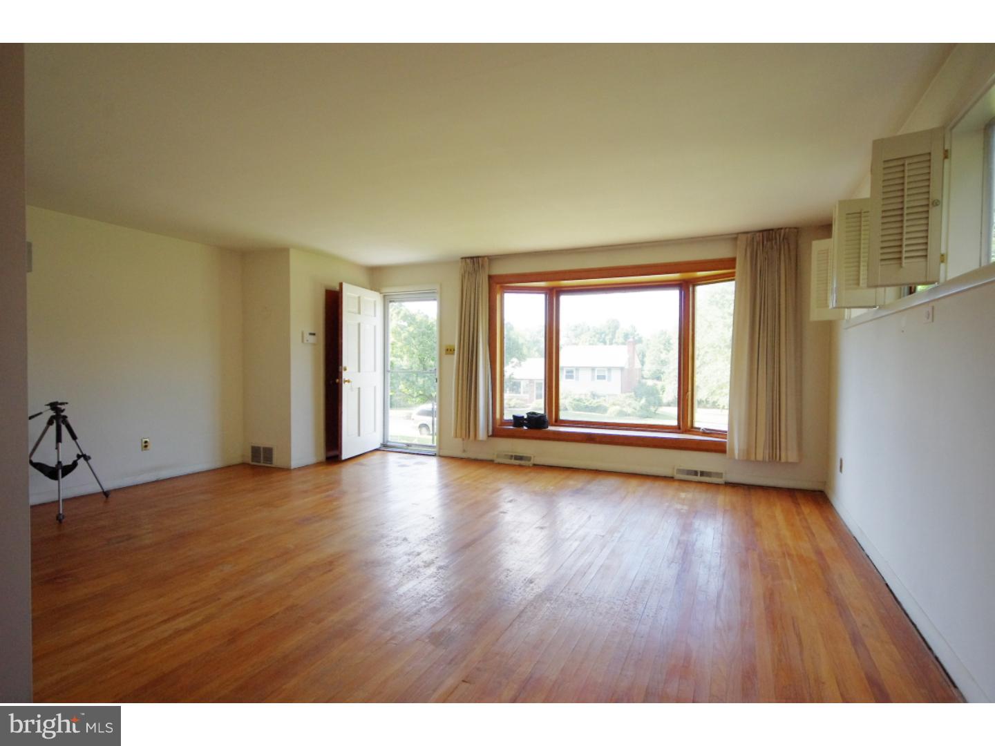 690 Mallard Road Wayne, PA 19087 - Photo 3 of 15 Living Room
