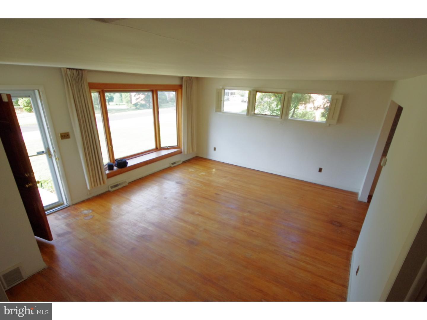 690 Mallard Road Wayne, PA 19087 - Photo 4 of 15 Living Room