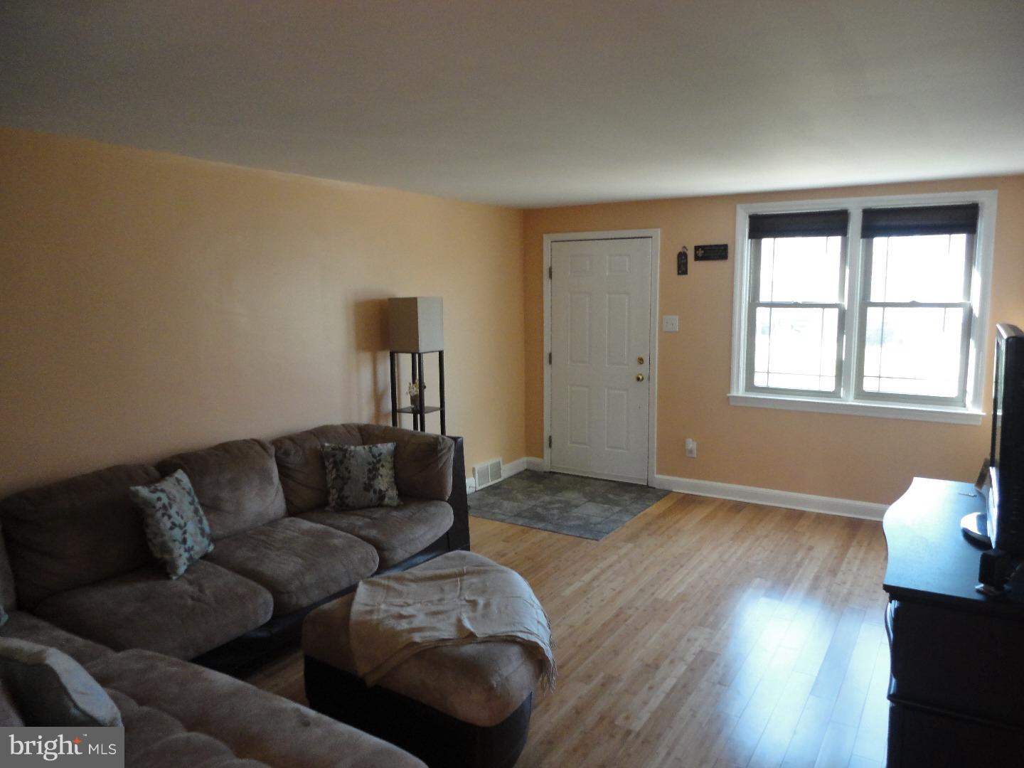132 Academy Road Clifton Heights, PA 19018 - Photo 5 of 25 Living Room