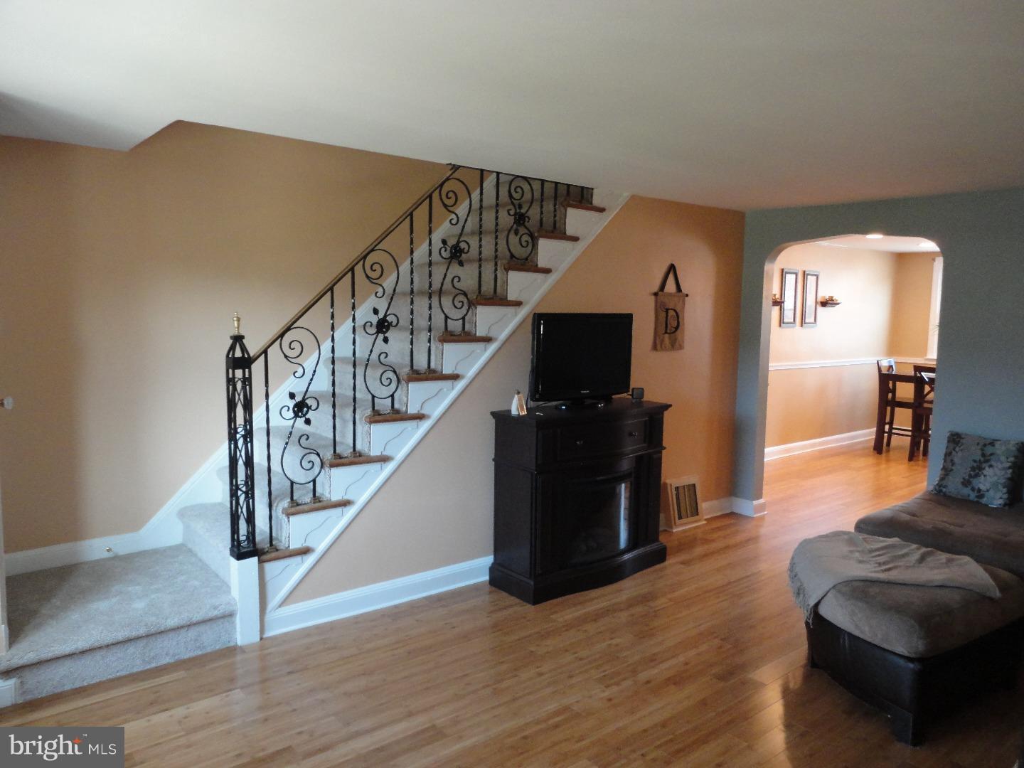 132 Academy Road Clifton Heights, PA 19018 - Photo 6 of 25 Living Room