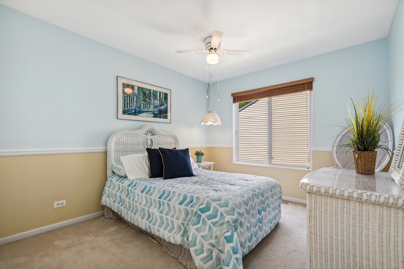 1039 Willow Bay Elgin, IL 60123 - Photo 17 of 30 a bedroom with a bed and a potted plant