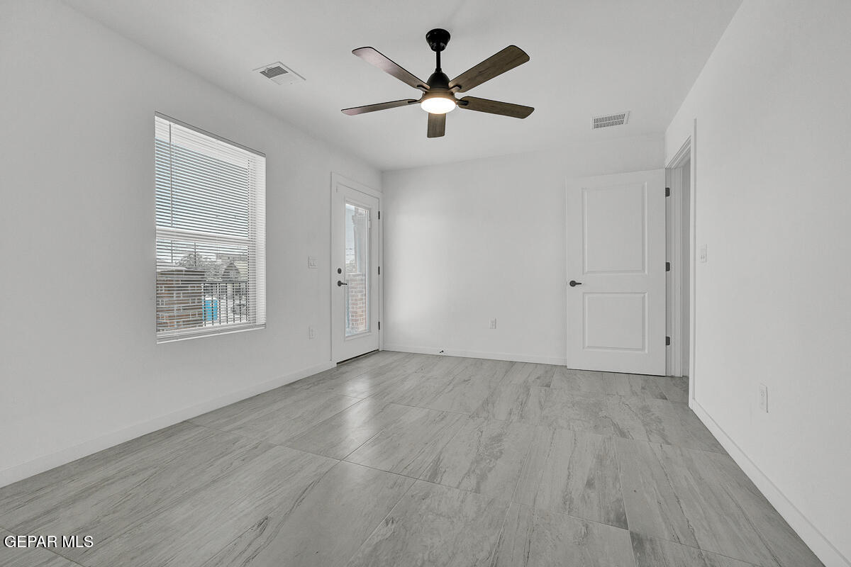 1107 Myrtle Avenue, Unit AD El Paso, TX 79901 - Photo 29 of 33 an empty room with fan and windows
