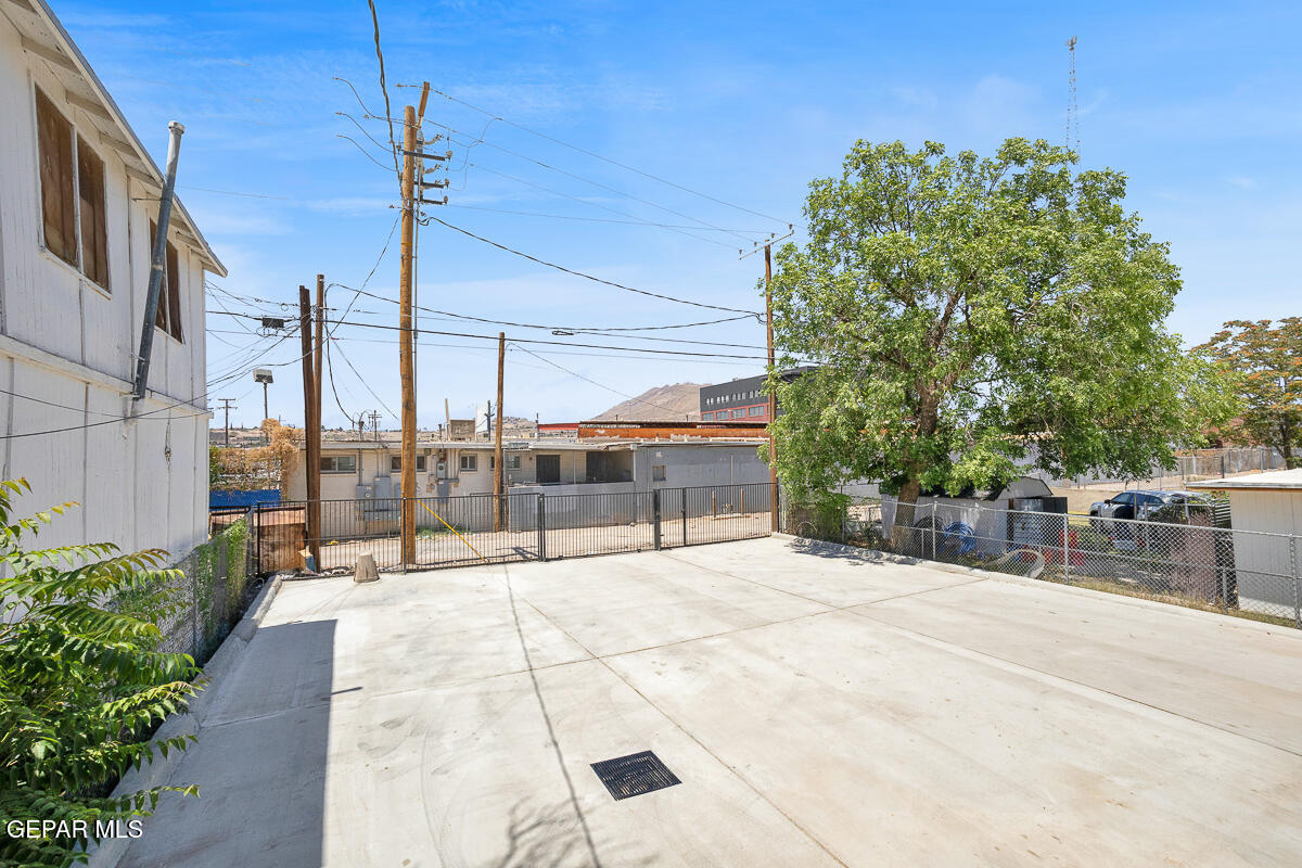 1107 Myrtle Avenue, Unit AD El Paso, TX 79901 - Photo 32 of 33 a view of a backyard with a patio