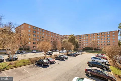 $210,000 | 3000 Spout Run Parkway, Unit D405, Arlington, VA 22201