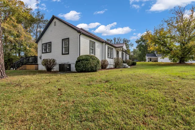 a view of a house with backyard and garden