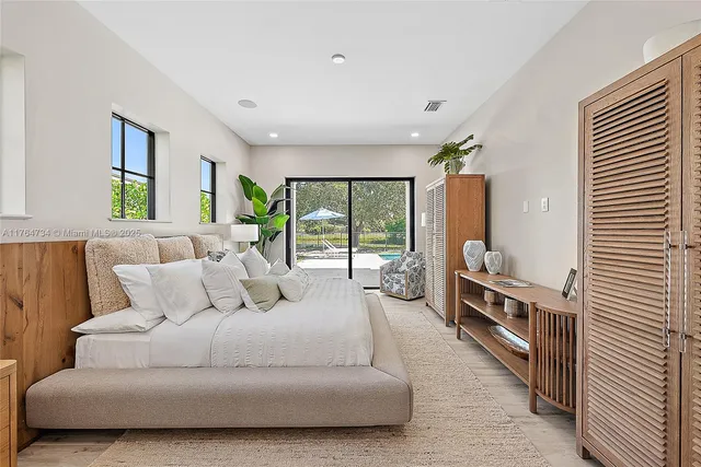 a view of yard with palm trees