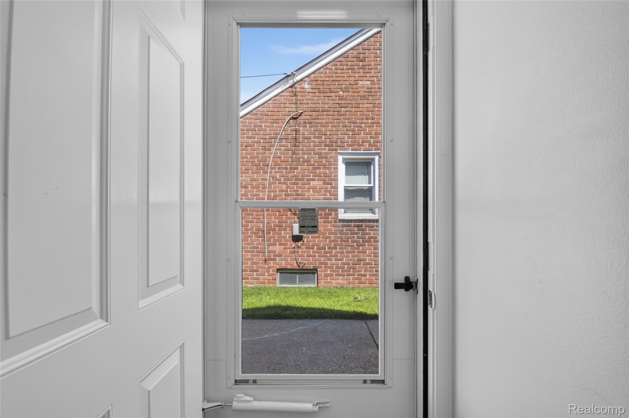 12972 Callender Street Southgate, MI 48195 - Photo 30 of 40 12972-Callender-St-Windowstill 31.jpg