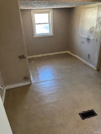 a view of empty room with window