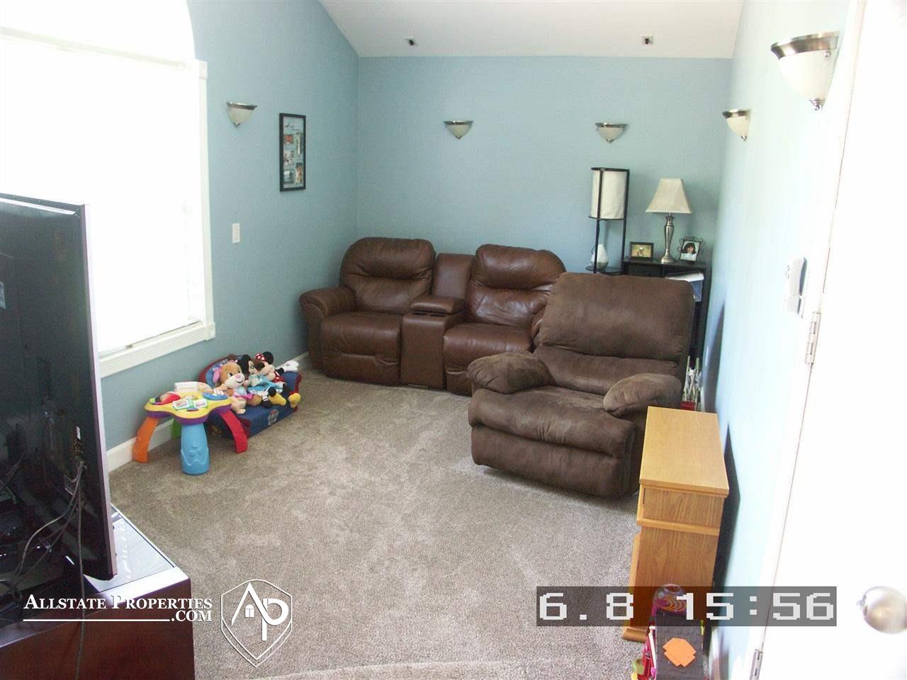 1261 South Genesee Road Burton, MI 48509 - Photo 24 of 36 Family Room