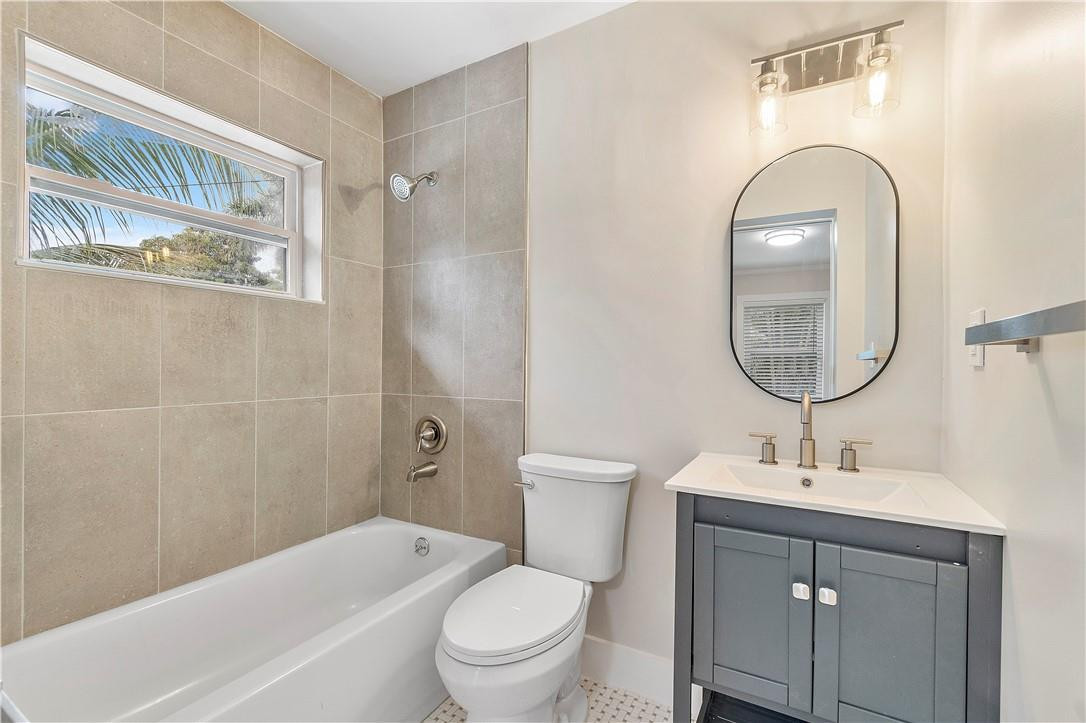 250 Northwest 10th Street Boca Raton, FL 33432 - Photo 23 of 47 2nd bathroom