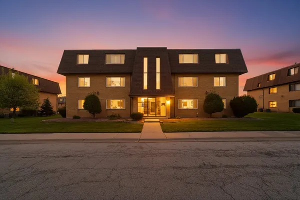 $158,500 | 10437 Natoma Avenue, Unit 11, Chicago Ridge, IL 60415