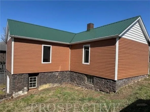 a view of a house with a backyard