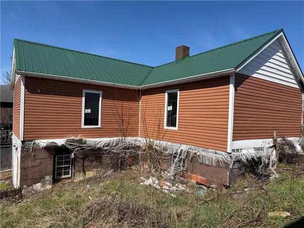 a view of a house with a backyard