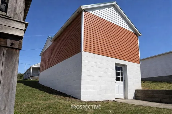 a view of a house with backyard and trees