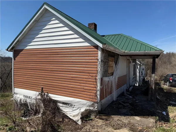 a view of a back yard of the house