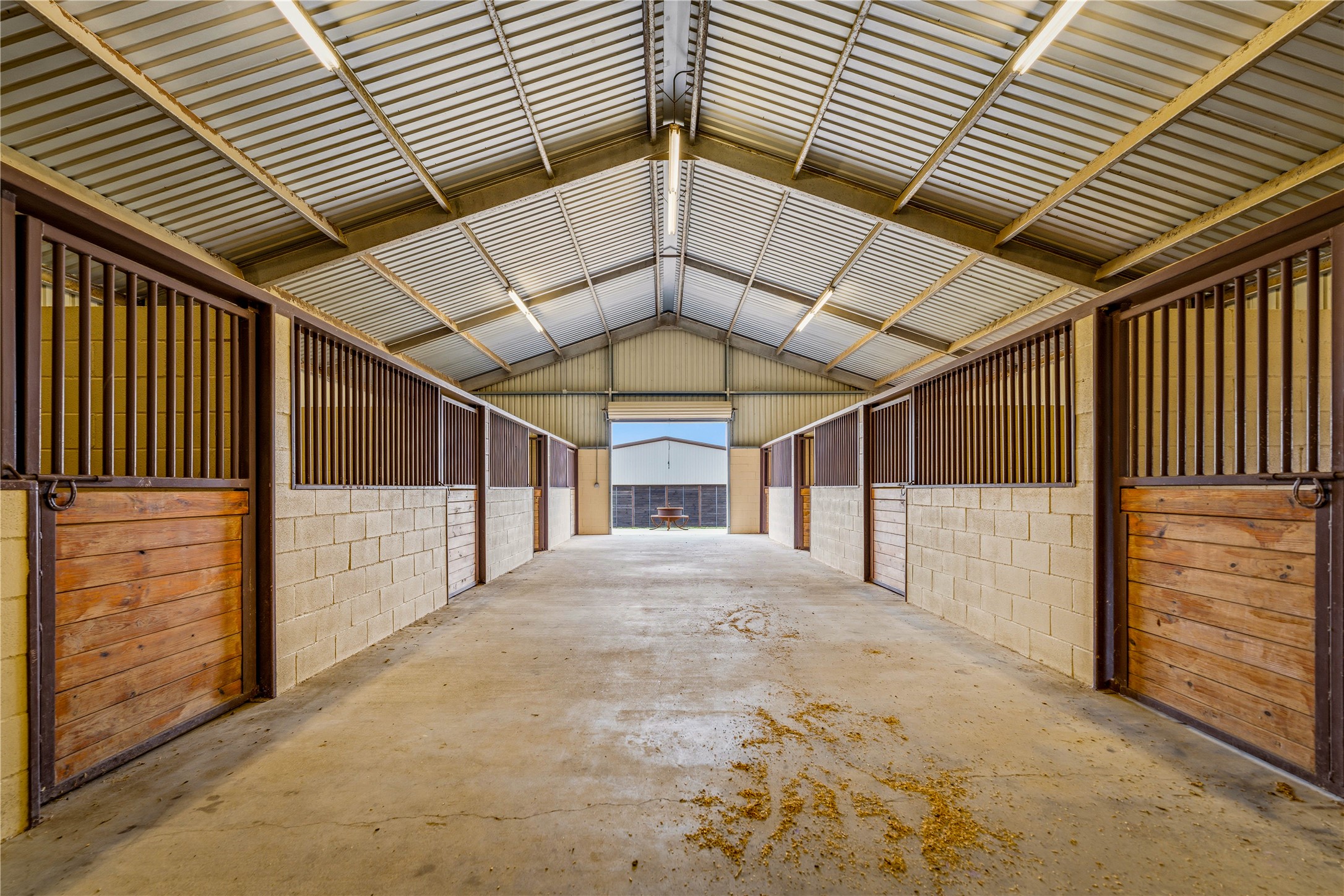 1119 Wolters Road Schulenburg, TX 78956 - Photo 11 of 39 a view of a garage