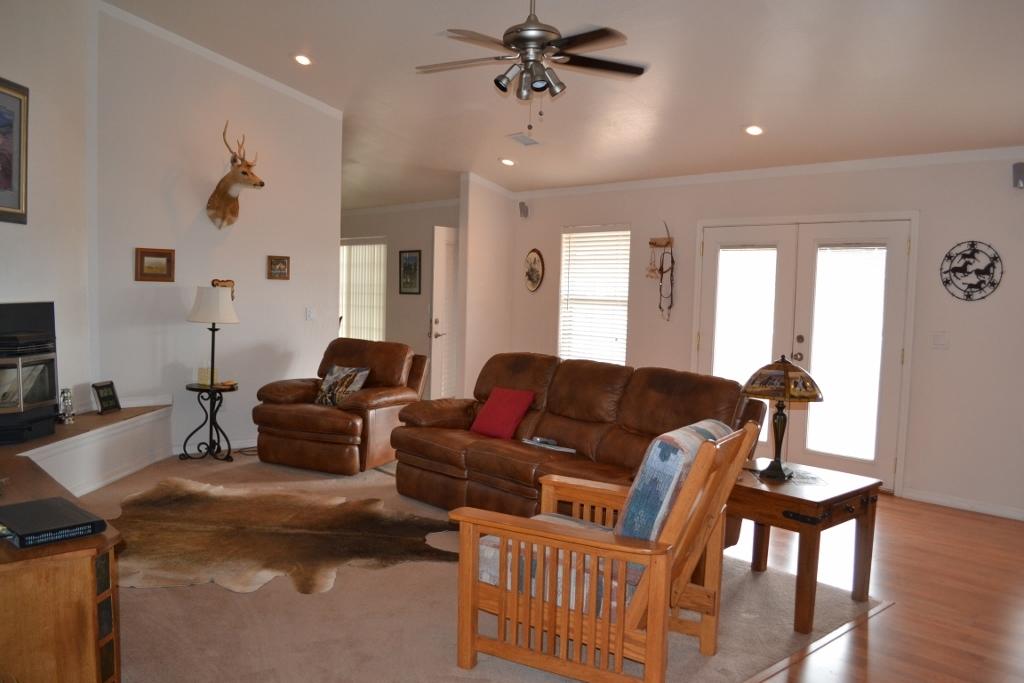 2772 Mason Ridge Road Show Low, AZ 85901 - Photo 2 of 51 a living room with furniture