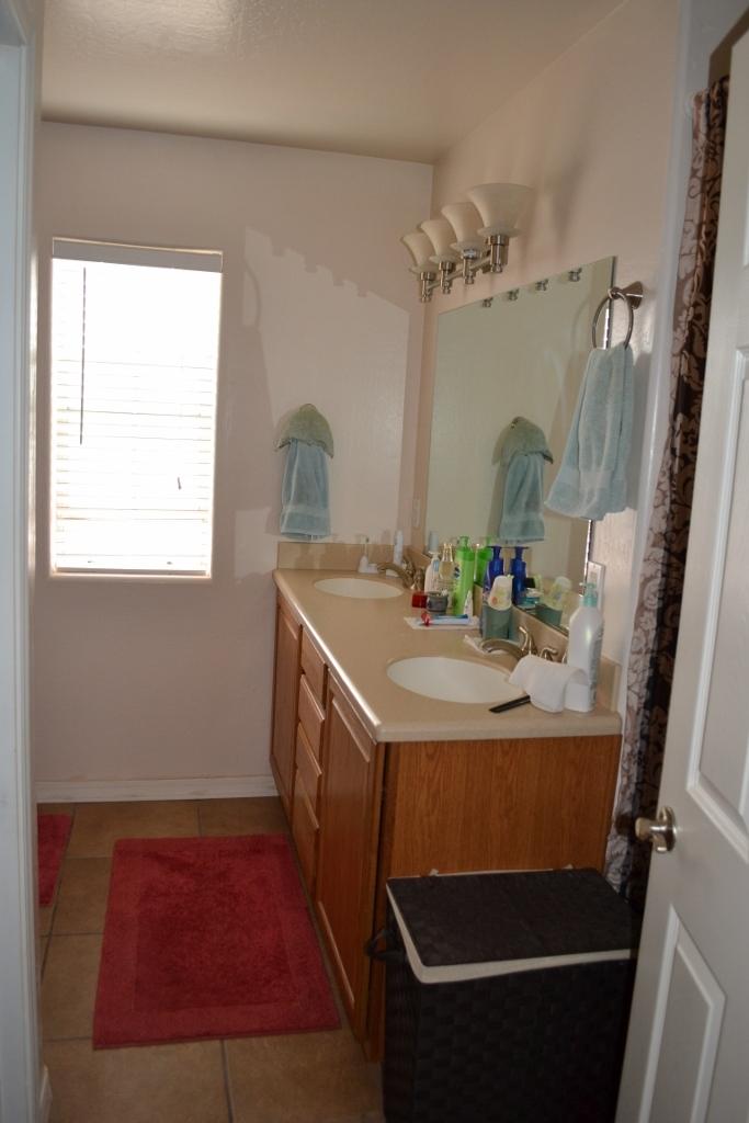 2772 Mason Ridge Road Show Low, AZ 85901 - Photo 24 of 51 a bathroom with a sink and a mirror