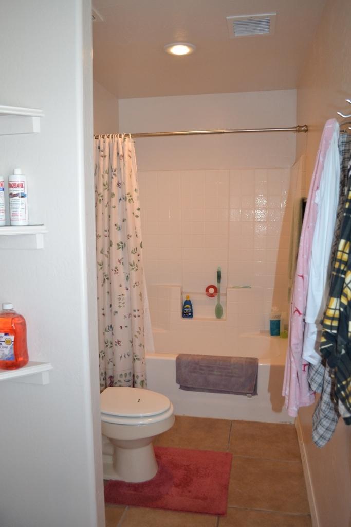 2772 Mason Ridge Road Show Low, AZ 85901 - Photo 26 of 51 a bathroom with a toilet and a shower