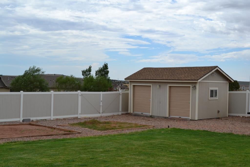 2772 Mason Ridge Road Show Low, AZ 85901 - Photo 32 of 51 front view of house with a yard