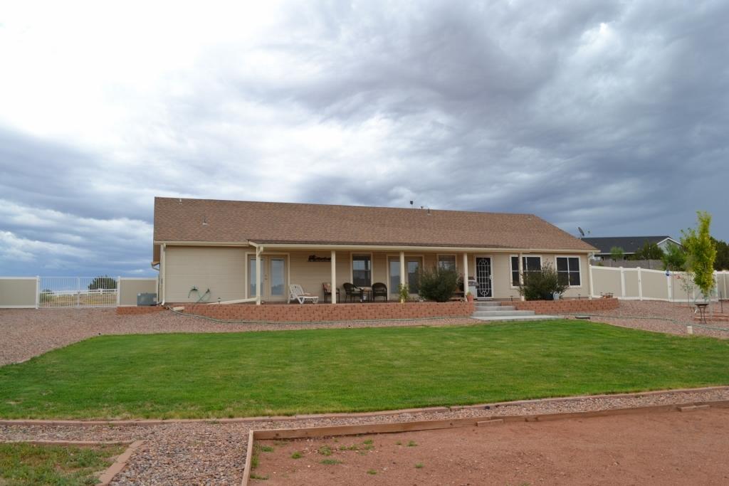 2772 Mason Ridge Road Show Low, AZ 85901 - Photo 35 of 51 front view of a house with a yard