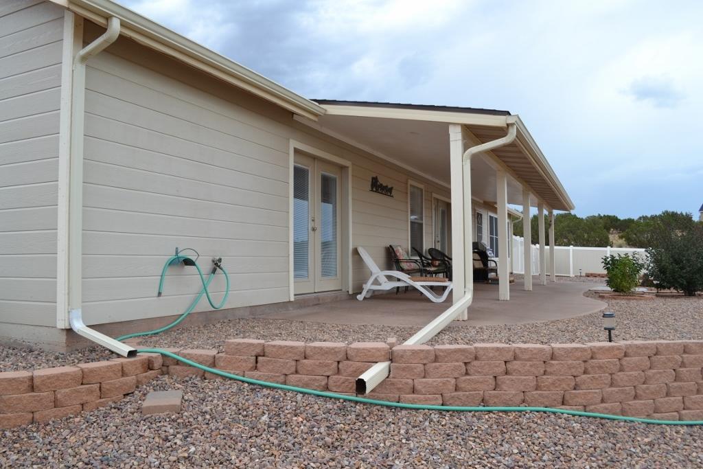 2772 Mason Ridge Road Show Low, AZ 85901 - Photo 40 of 51 a backyard of a house with barbeque oven