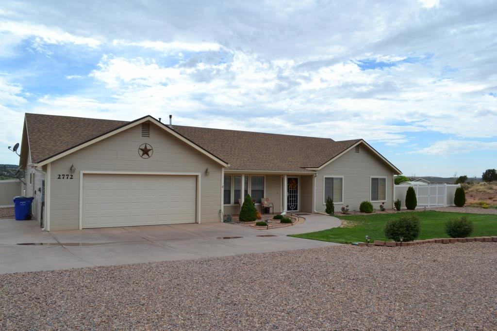 2772 Mason Ridge Road Show Low, AZ 85901 - Photo 44 of 51 a view of a house with a yard