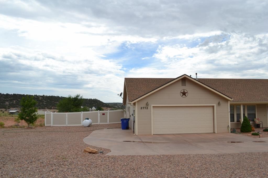 2772 Mason Ridge Road Show Low, AZ 85901 - Photo 45 of 51 front view of house with a street