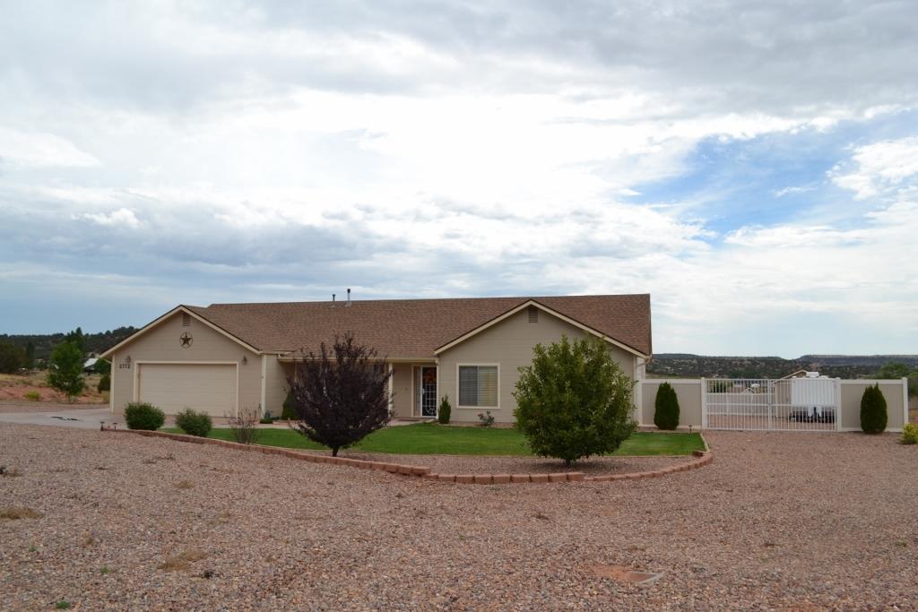 2772 Mason Ridge Road Show Low, AZ 85901 - Photo 46 of 51 a front view of house with a yard and garage