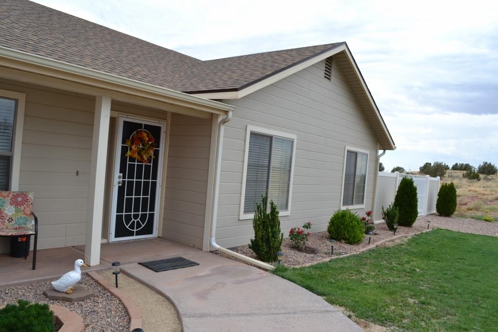 2772 Mason Ridge Road Show Low, AZ 85901 - Photo 48 of 51 a front view of a house with garden