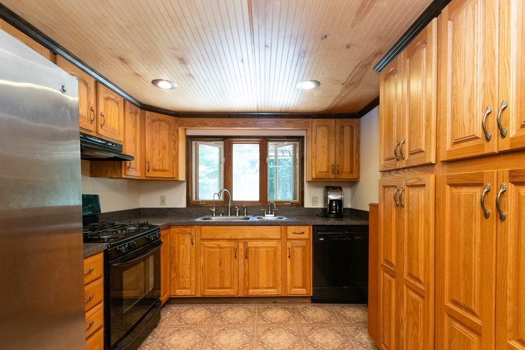 4 Oaklawn Road Freetown, MA 02702 - Photo 20 of 37