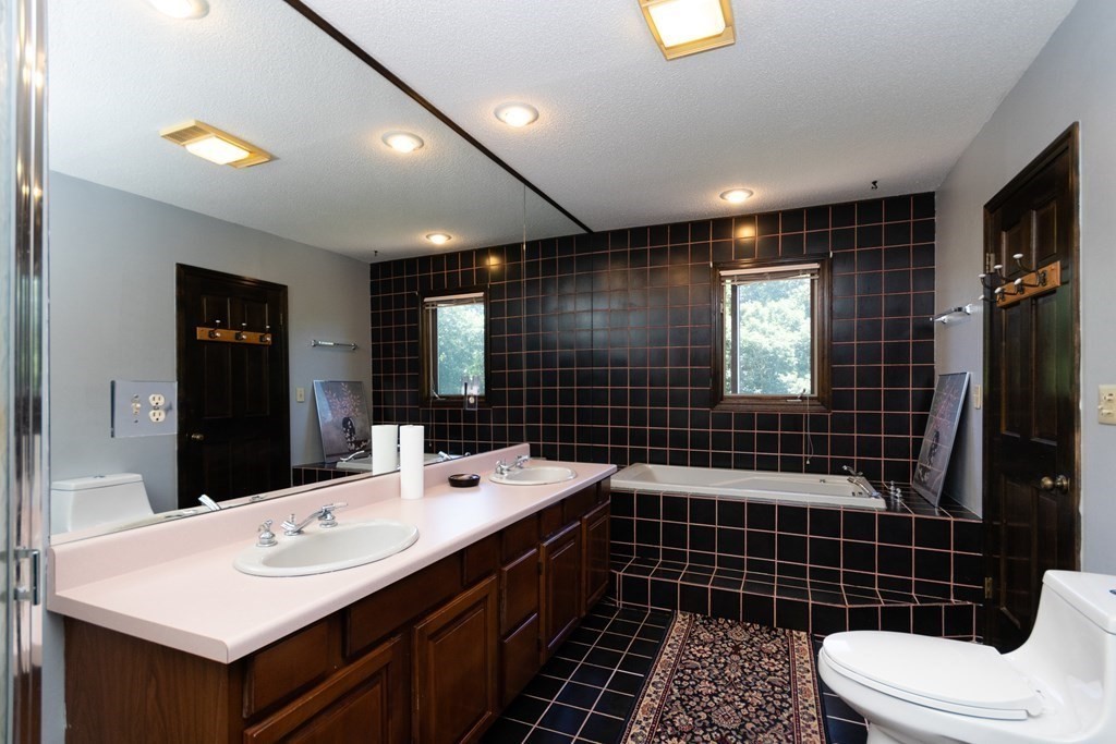 4 Oaklawn Road Freetown, MA 02702 - Photo 27 of 37