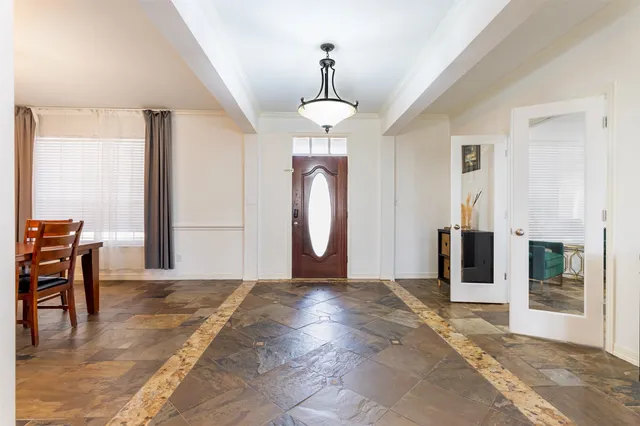 a view of livingroom with furniture