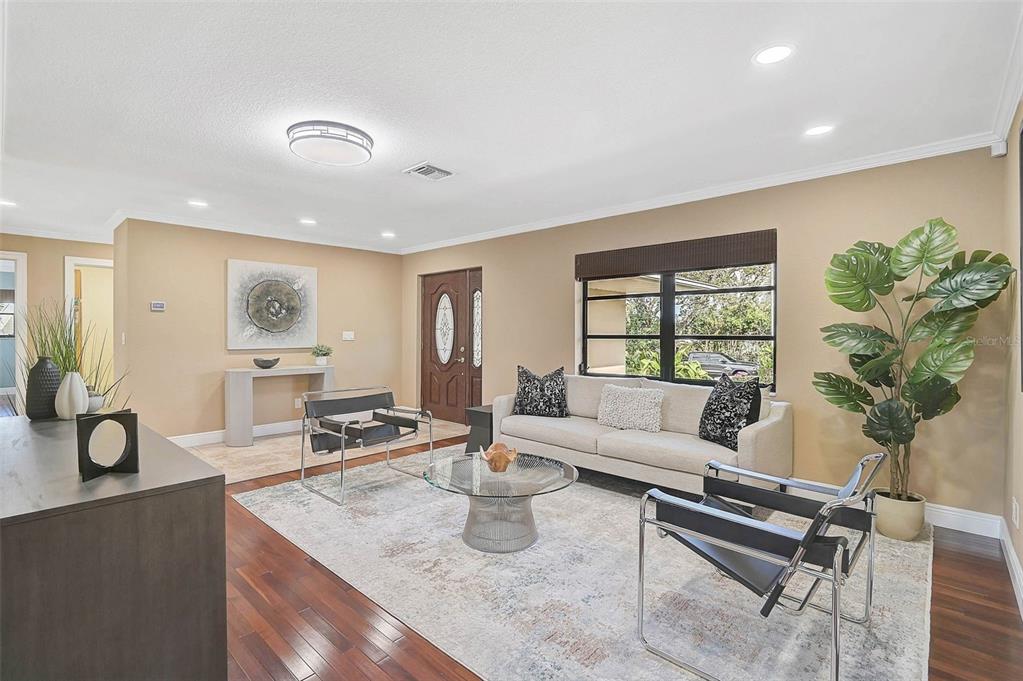 641 Bayshore Road Nokomis, FL 34275 - Photo 4 of 63 a living room with furniture and a potted plant