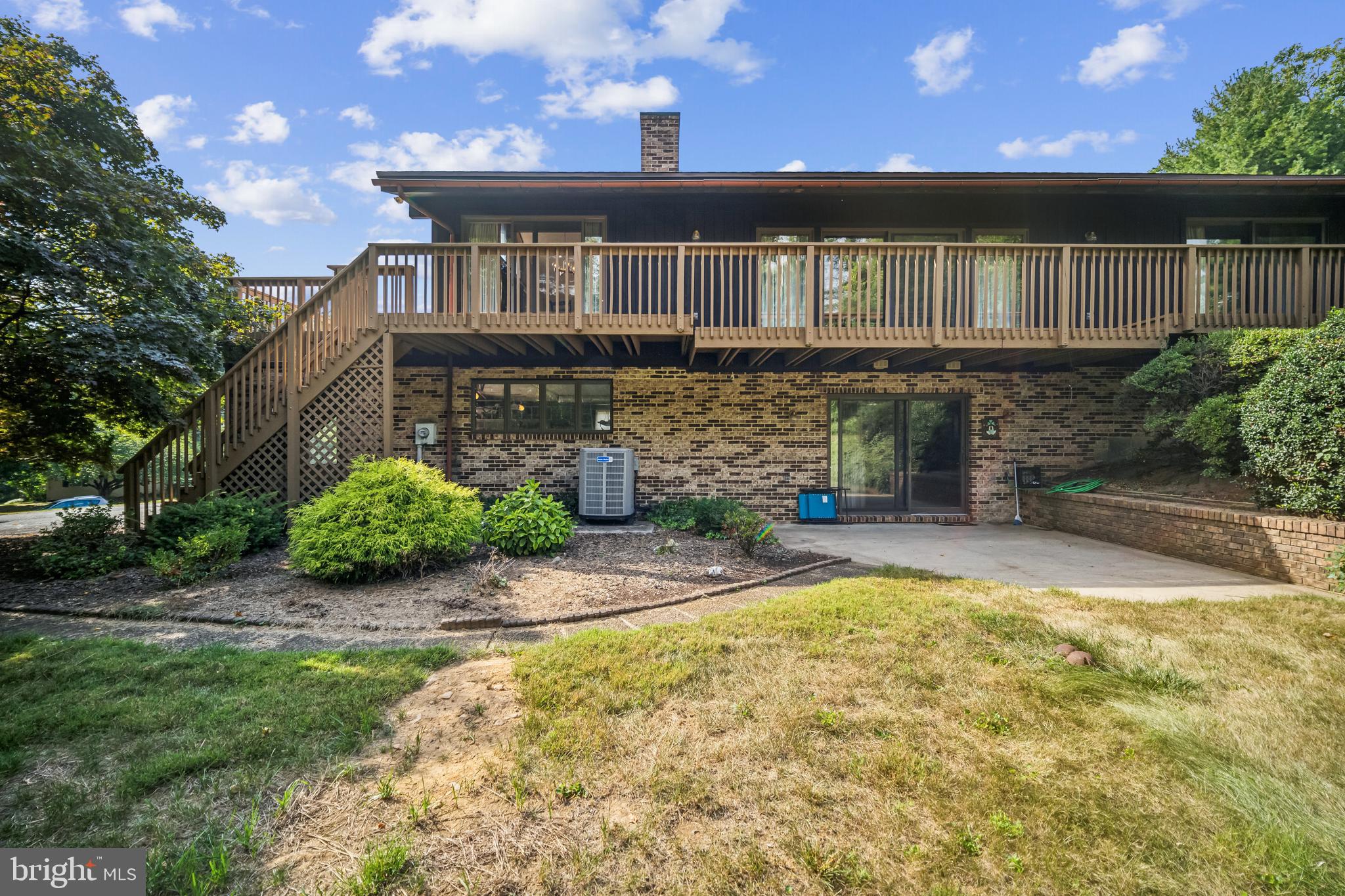 215 Skyline Drive Reading, PA 19606 - Photo 4 of 32