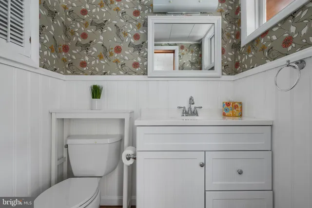 a view of a house with backyard and garden